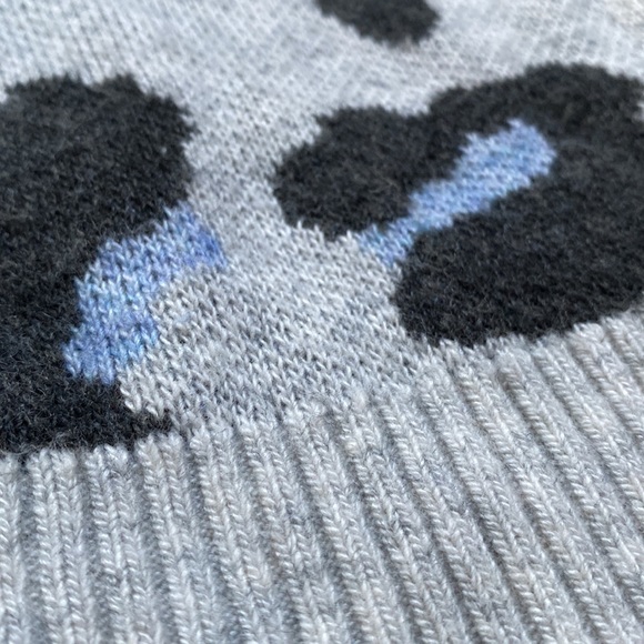 🎉HP🎉 Loft Crewneck Leopard Sweater 💗 Gray & Blue - Picture 9 of 12